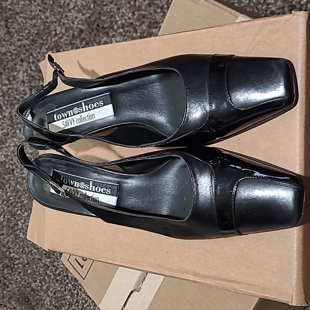 Town shoes black pumps